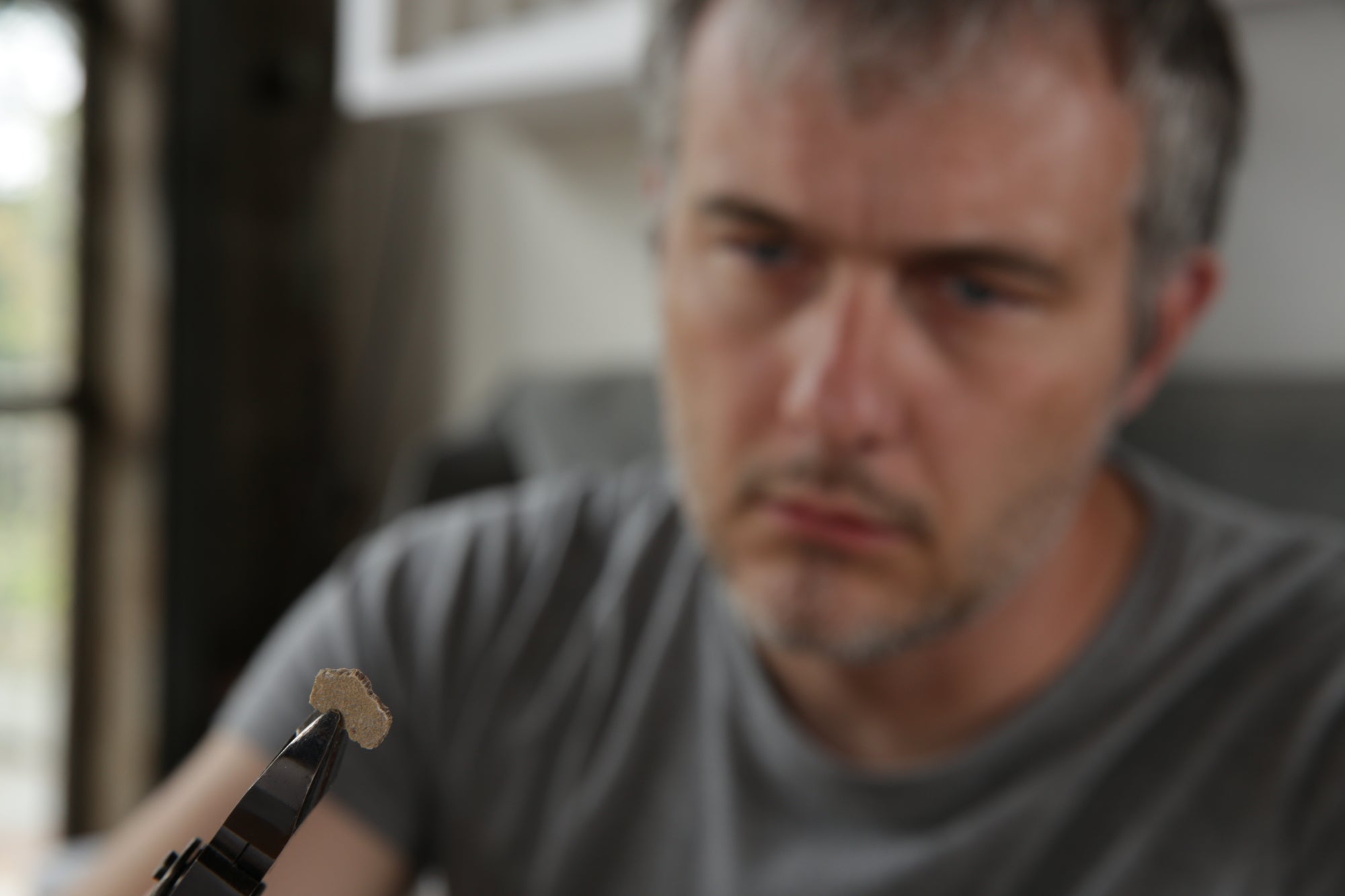Benoit, créateur de HistoryCube, examine une coquille d'oeuf de titanosaure 